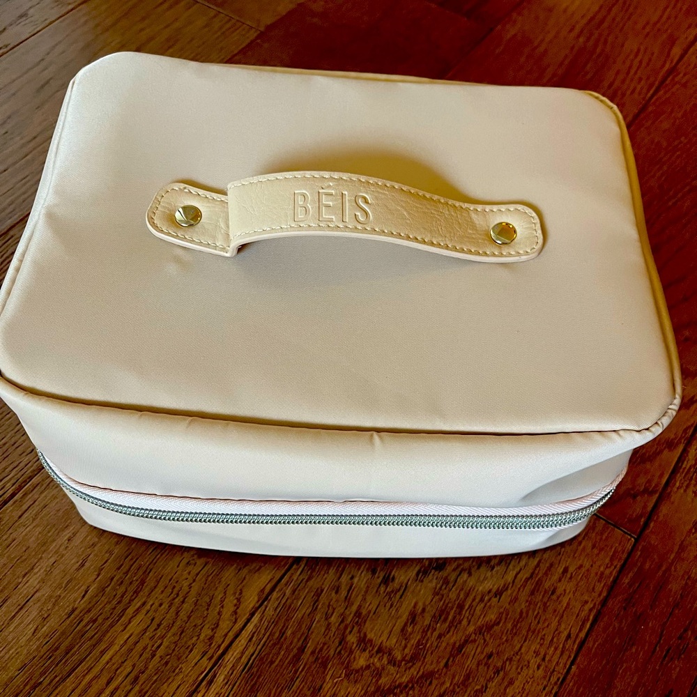 BEIS ‘The hanging Cosmetic Case’